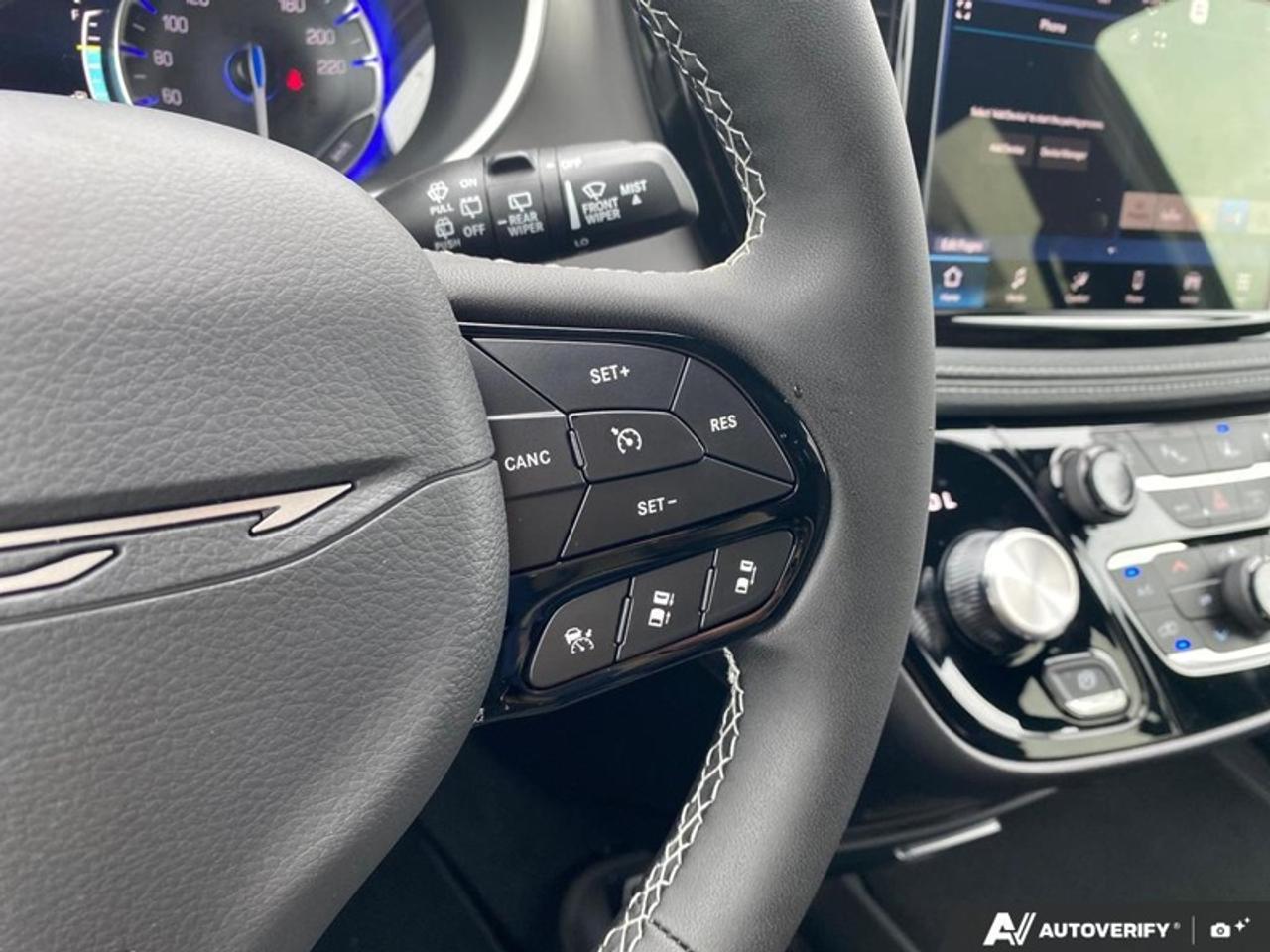 2027 Chrysler Pacifica Select Photo