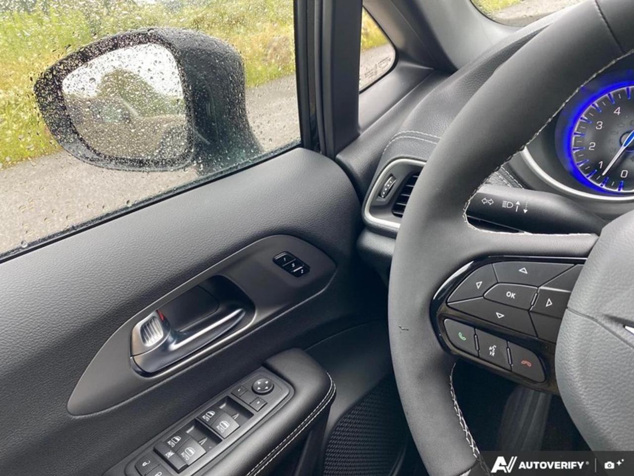 2027 Chrysler Pacifica Select Photo