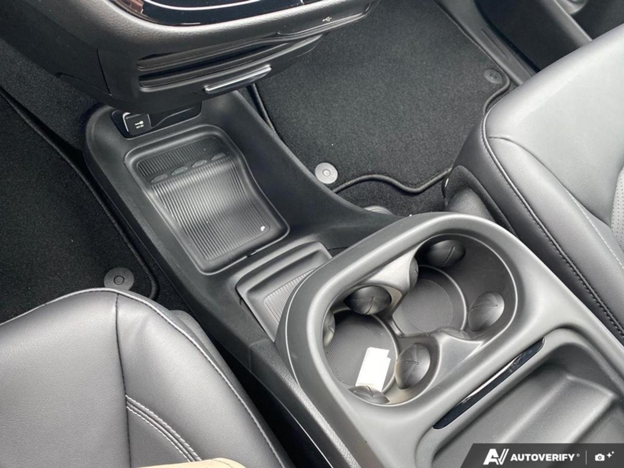 2027 Chrysler Pacifica Select Photo