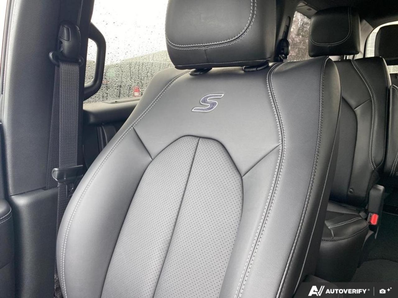 2027 Chrysler Pacifica Select Photo