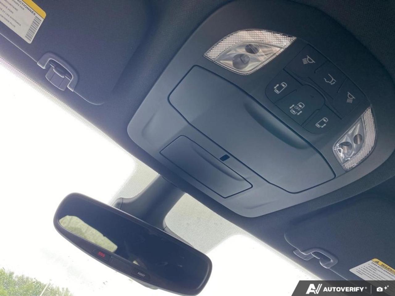 2027 Chrysler Pacifica Select Photo