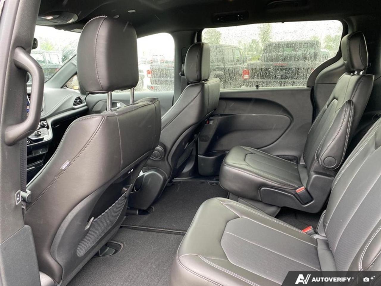2027 Chrysler Pacifica Select Photo