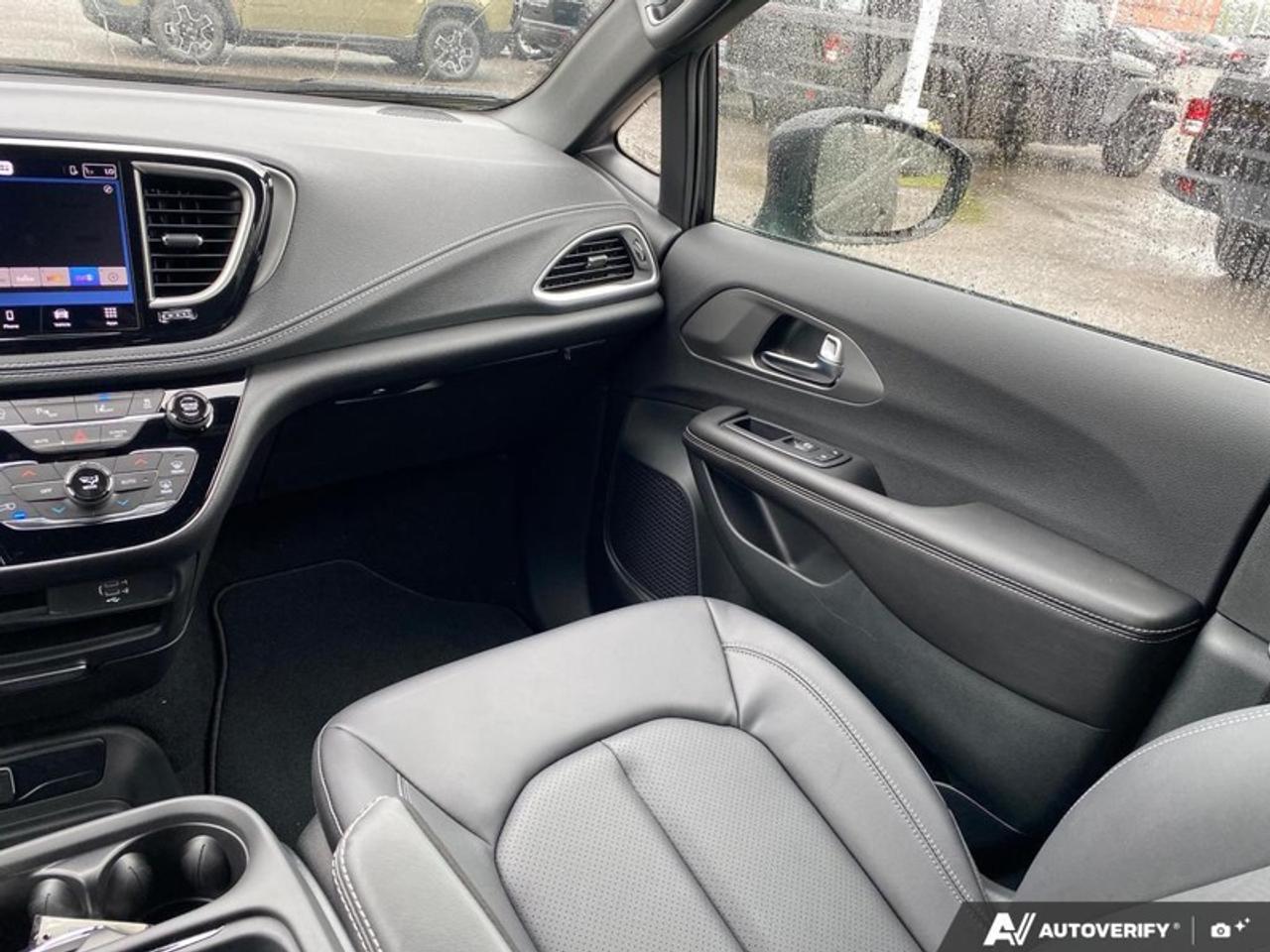 2027 Chrysler Pacifica Select Photo