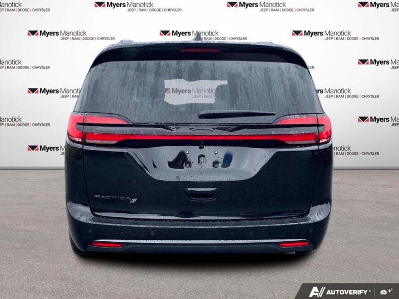 2027 Chrysler Pacifica Select Photo