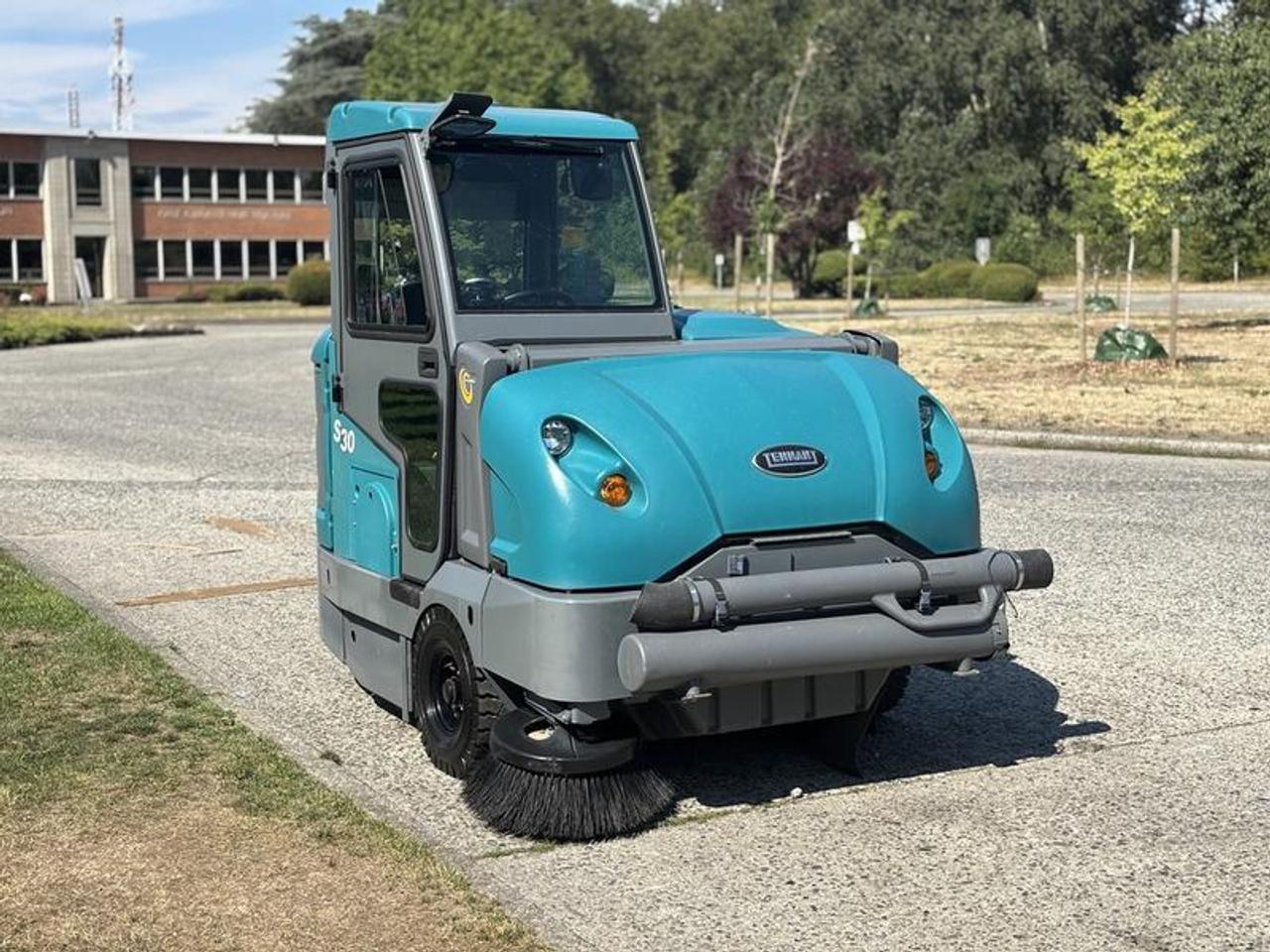 Used 2014 TENNANT S30 Enclosed Cab Industrial Sweeper for sale in Burnaby, BC