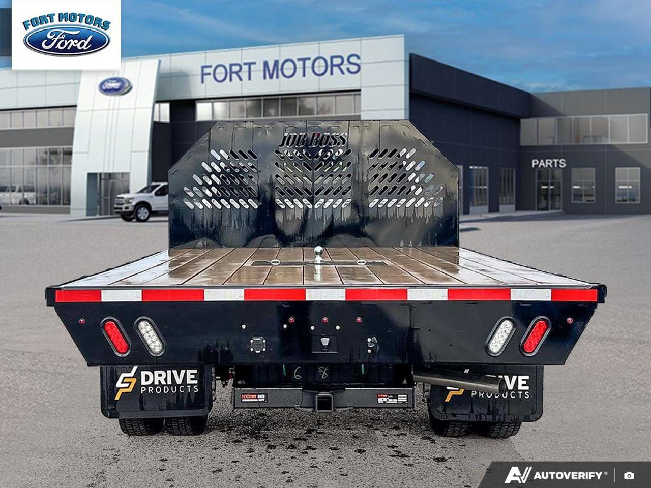 2026 Ford SUPER DUTY F-550 DRW XLT Photo4