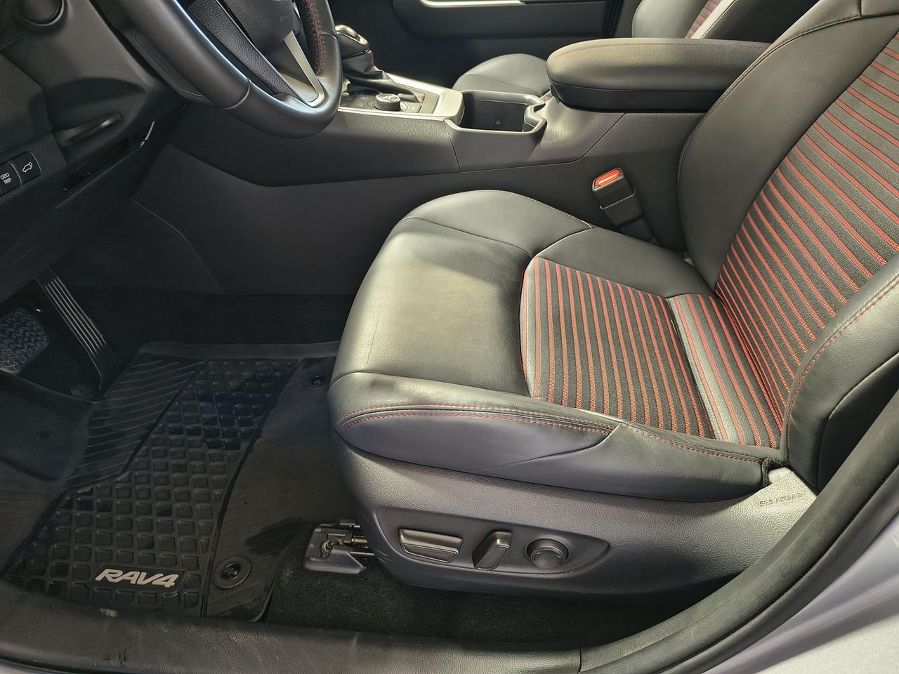 2024 Toyota RAV4 Prime SE Photo0