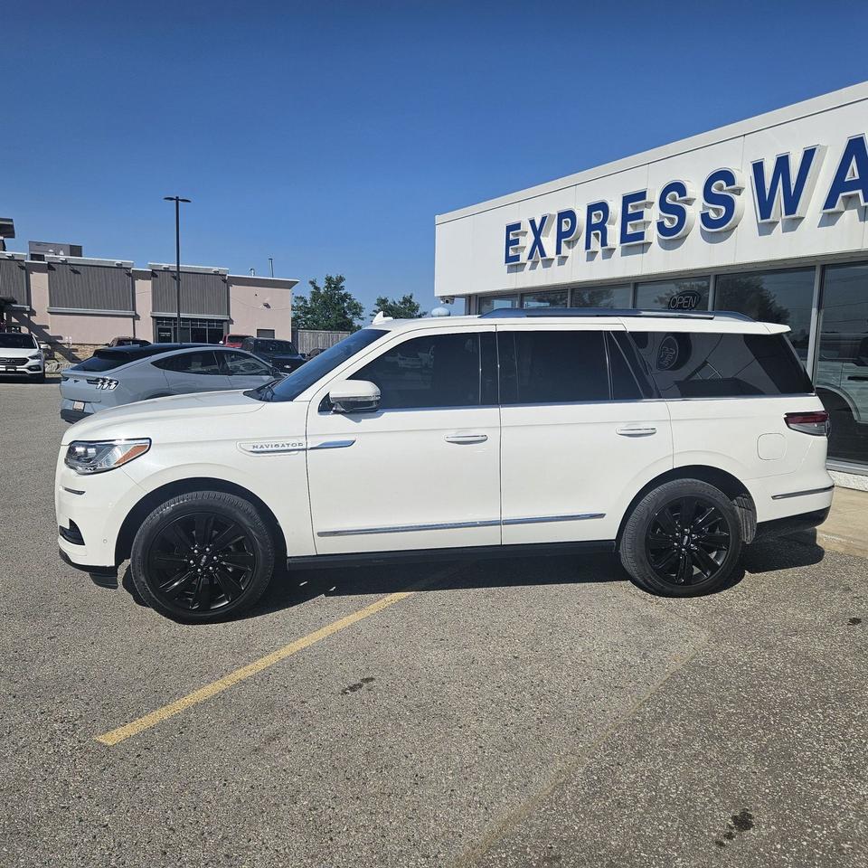 2023 Lincoln Navigator RESERVE, 201A, MOONROOF, 8-PASSENGER, 22" RIMS,TOW Photo