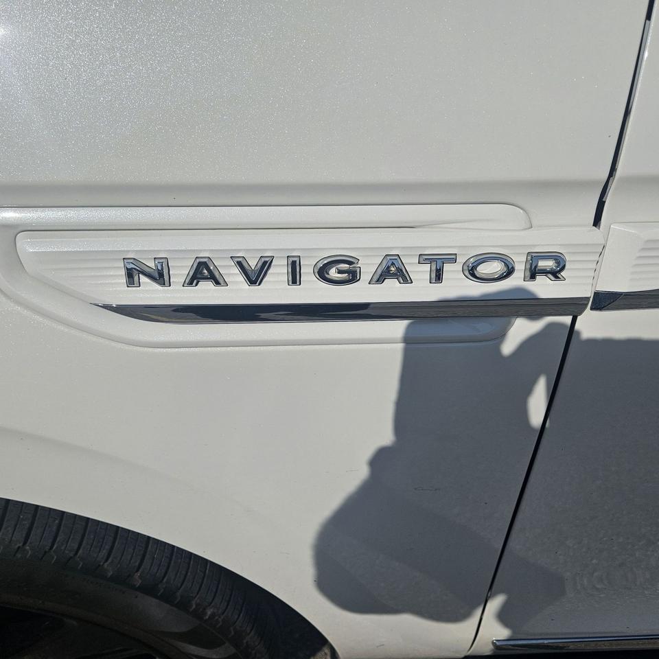 2023 Lincoln Navigator RESERVE, 201A, MOONROOF, 8-PASSENGER, 22" RIMS,TOW Photo