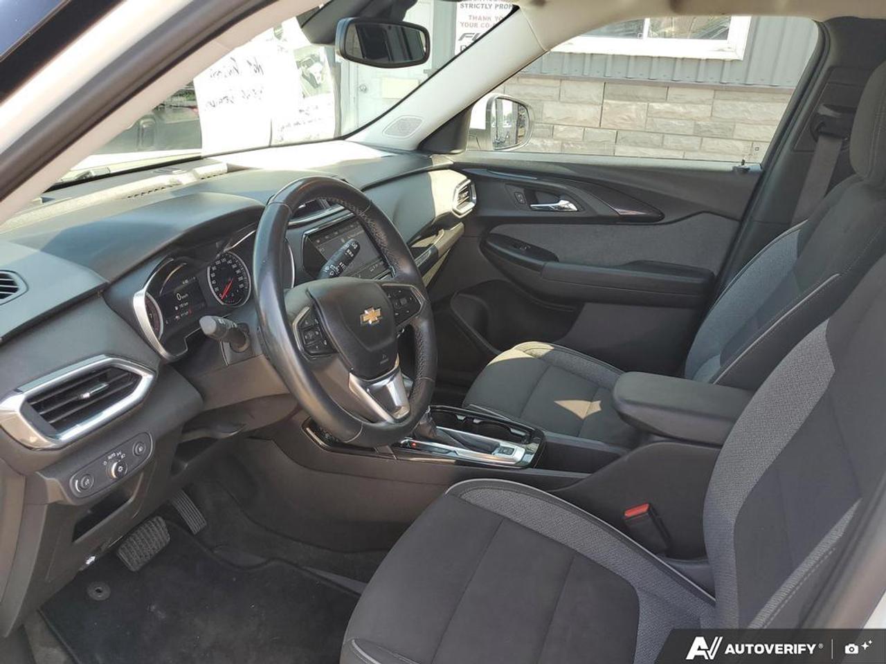 2022 Chevrolet TrailBlazer LT-REMOTE START-REAR CAMERA-HEATED SEATS-BLIND SPO Photo
