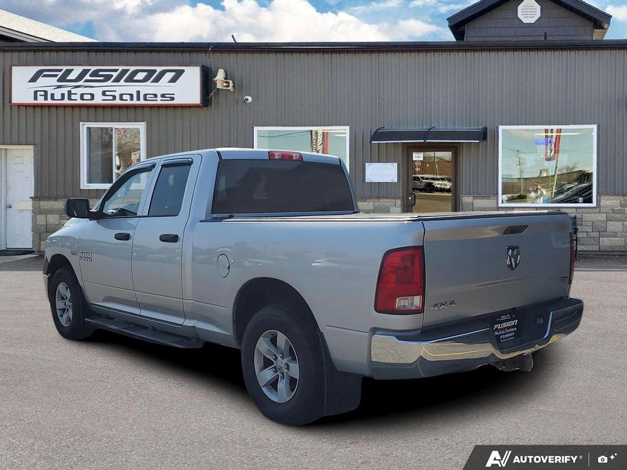 2017 RAM 1500 4WD QUAD CAB 140.5" ST Photo4
