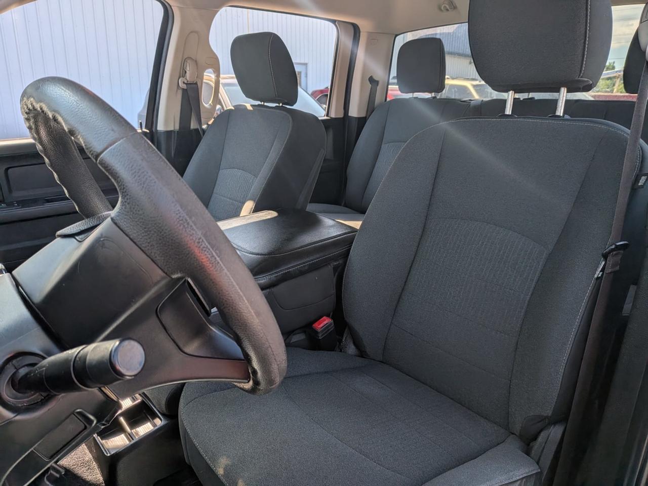 2021 RAM 1500 Classic EXPRESS CREW CAB SHORT BED Photo