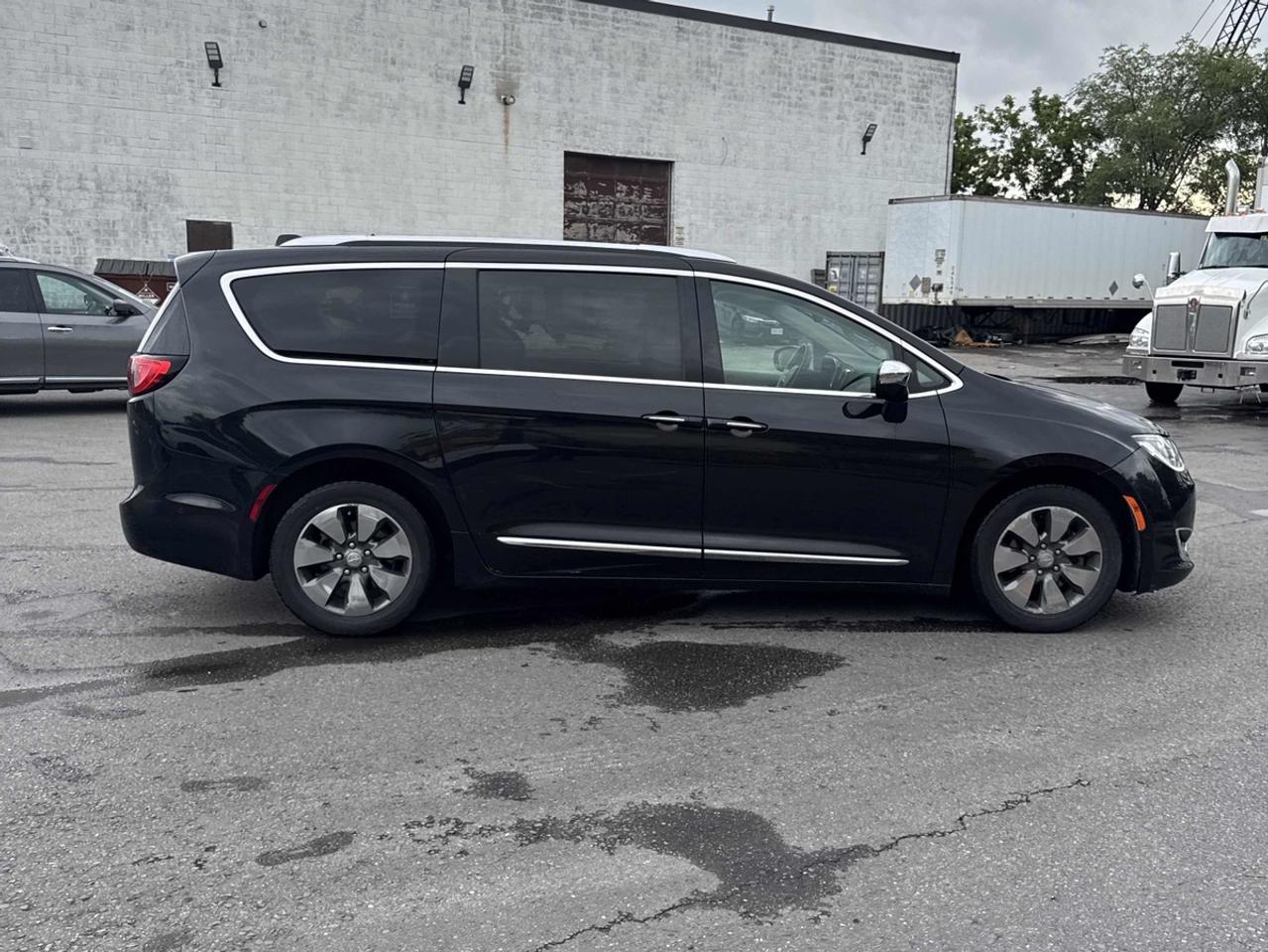 2017 Chrysler Pacifica Hybrid Platinum Photo4