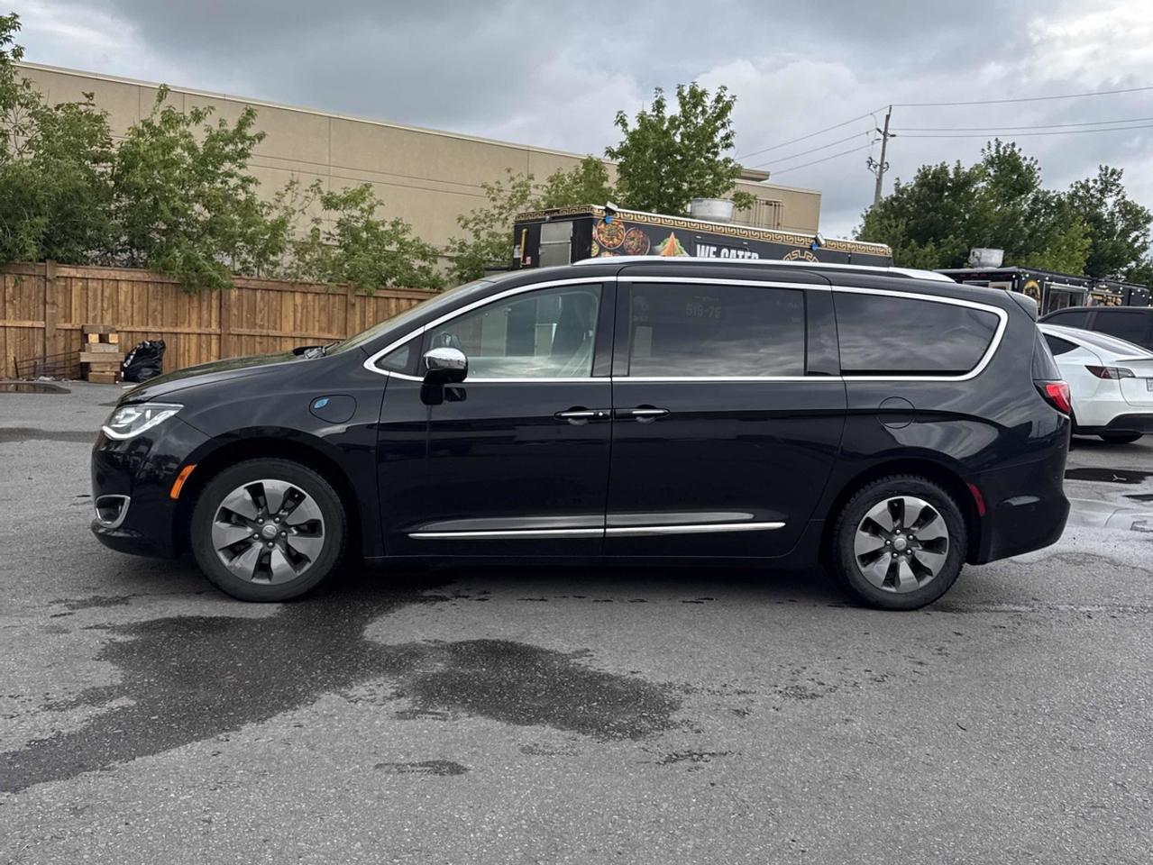 2017 Chrysler Pacifica Hybrid Platinum Photo2