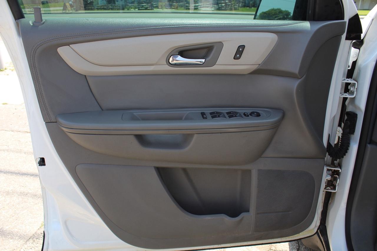 2016 Chevrolet Traverse LS AWD 8 PASS Photo