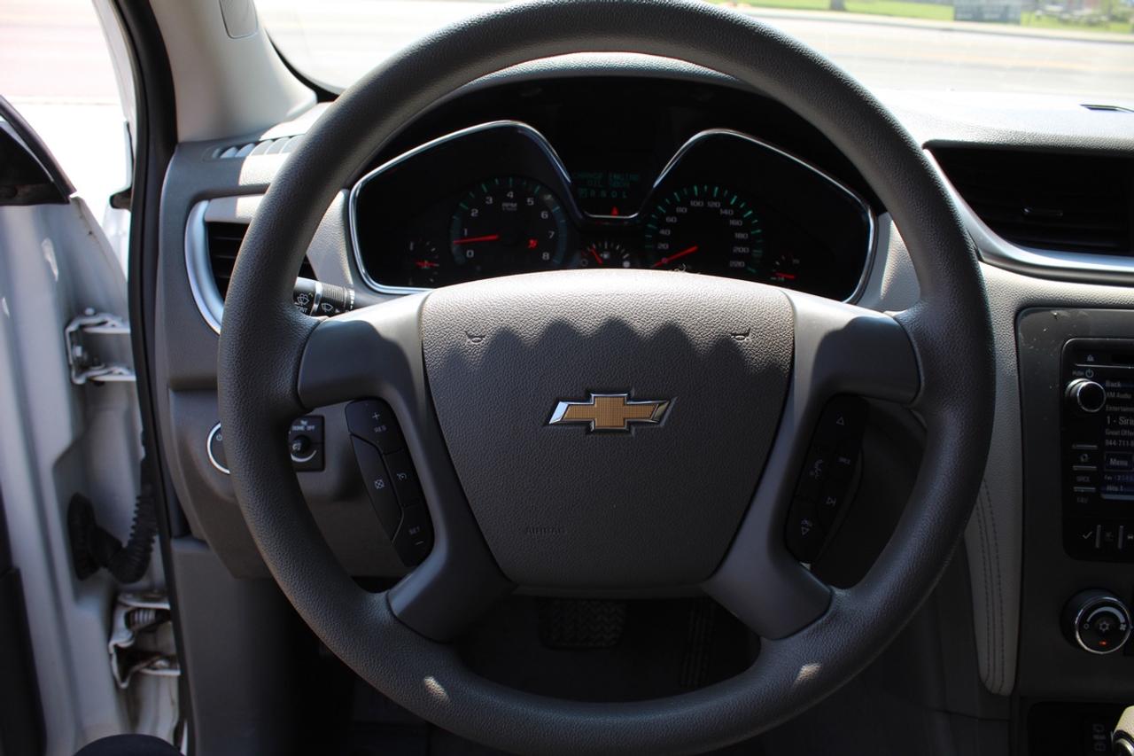 2016 Chevrolet Traverse LS AWD 8 PASS Photo