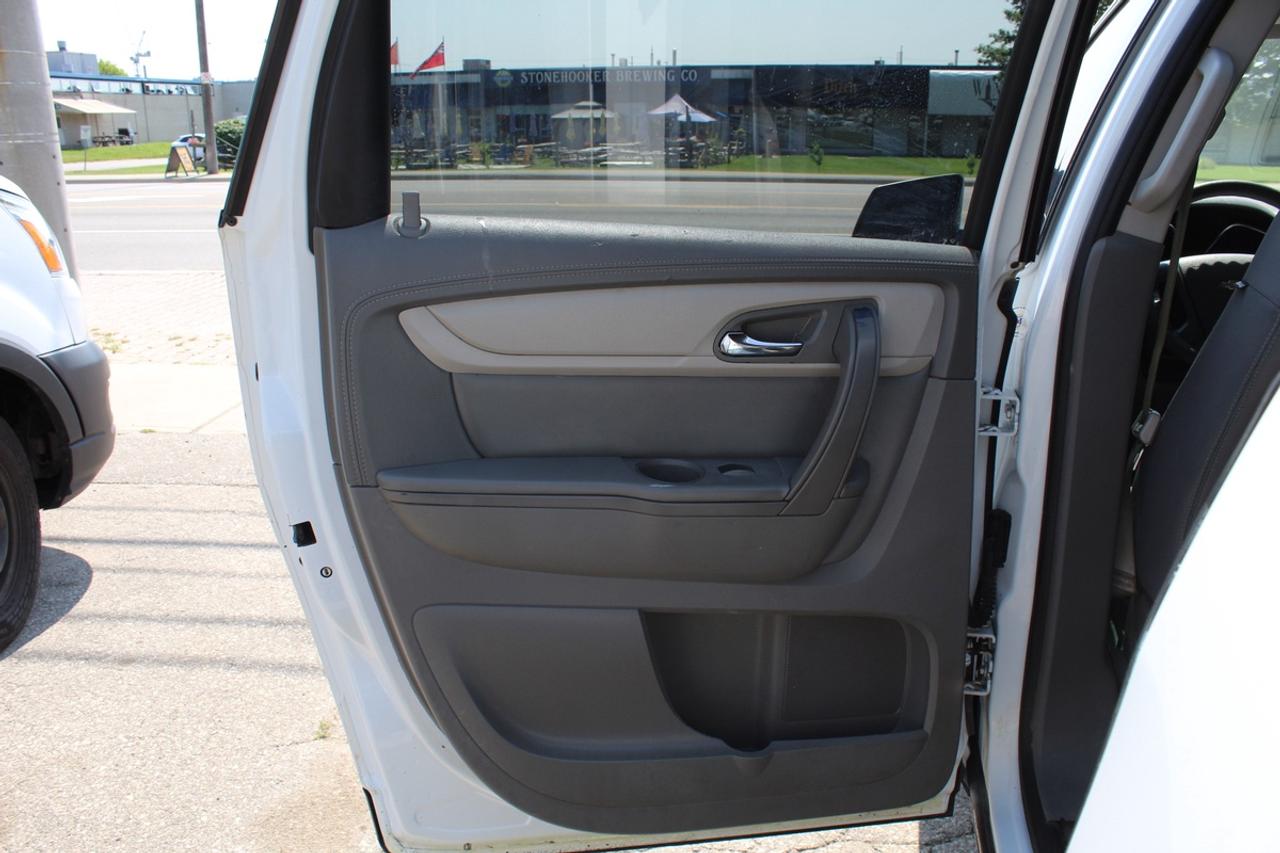 2016 Chevrolet Traverse LS AWD 8 PASS Photo