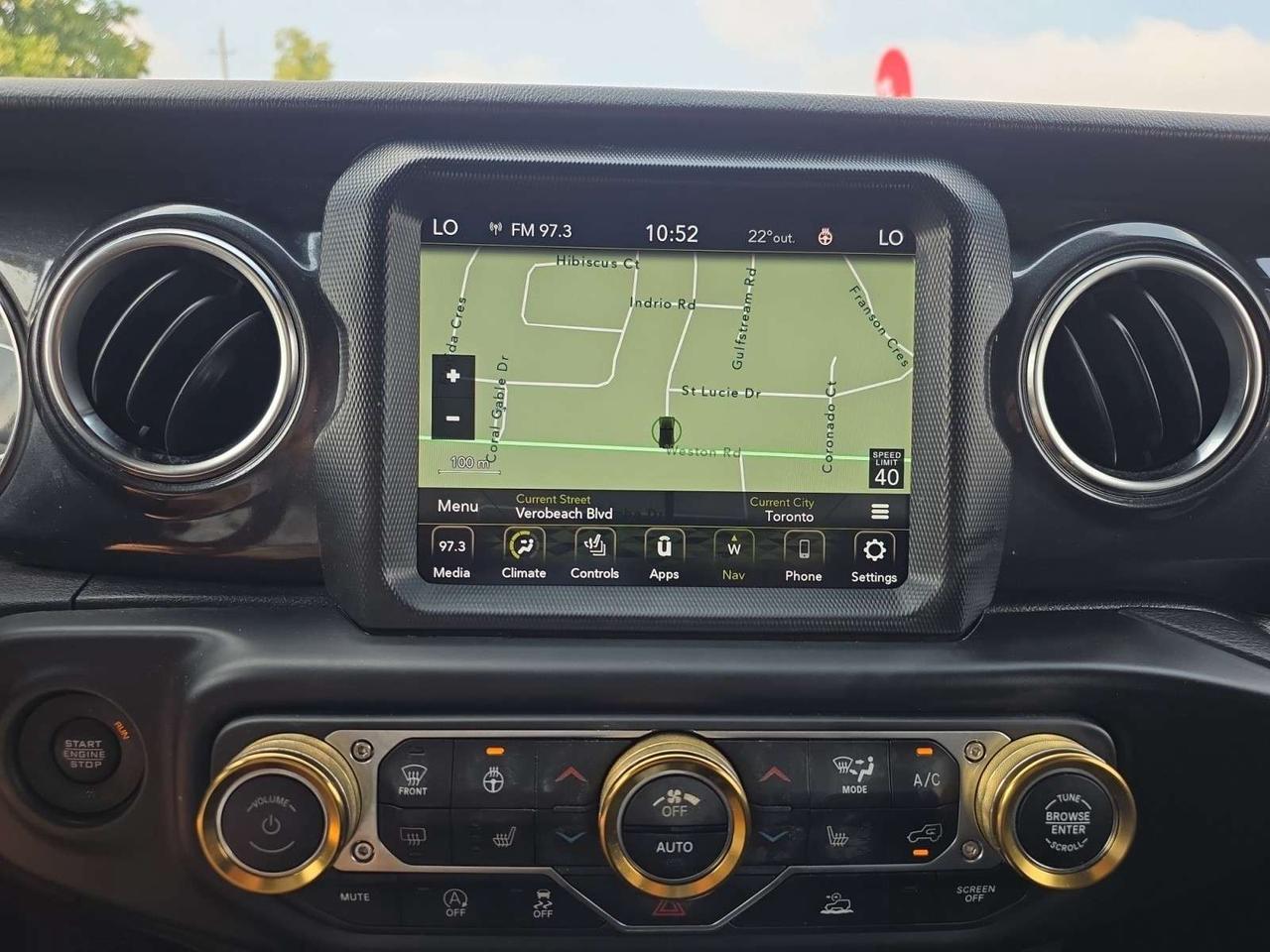 2022 Jeep Wrangler Unlimited Sahara Altitude SKY ONE-TUCH ROOF TOP * 1 OWNER / ALPINE SOUND Photo