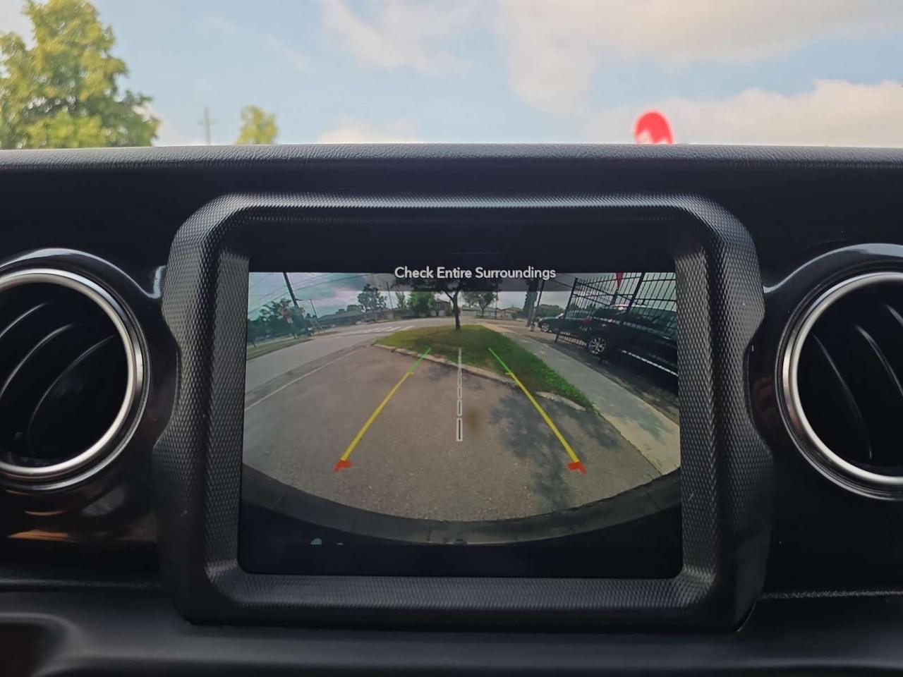 2022 Jeep Wrangler Unlimited Sahara Altitude SKY ONE-TUCH ROOF TOP * 1 OWNER / ALPINE SOUND Photo