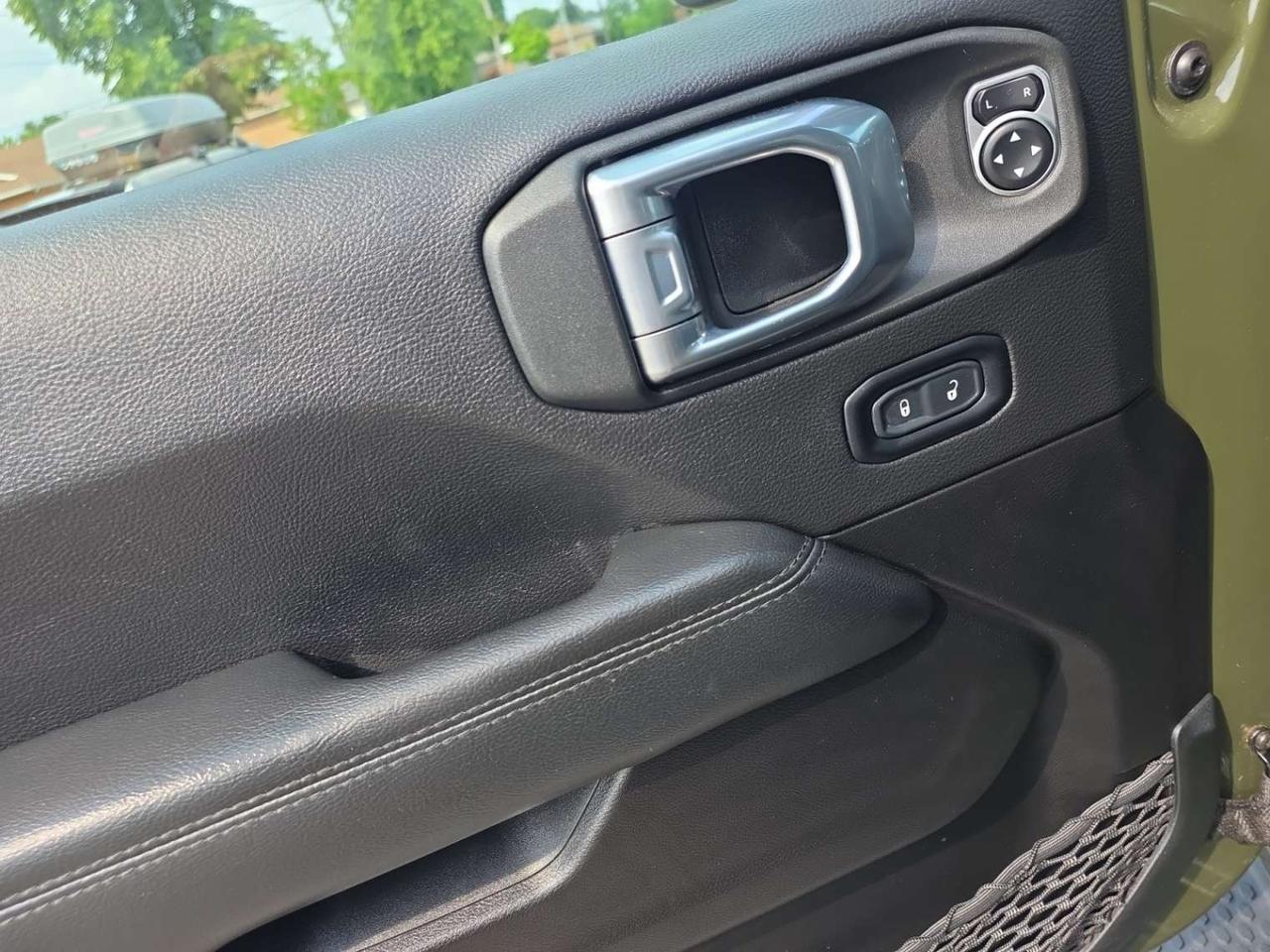 2022 Jeep Wrangler Unlimited Sahara Altitude SKY ONE-TUCH ROOF TOP * 1 OWNER / ALPINE SOUND Photo