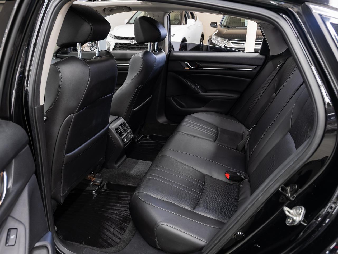2019 Honda Accord TOURING | Nav | Leather | Sunroof | BSM | CarPlay Photo