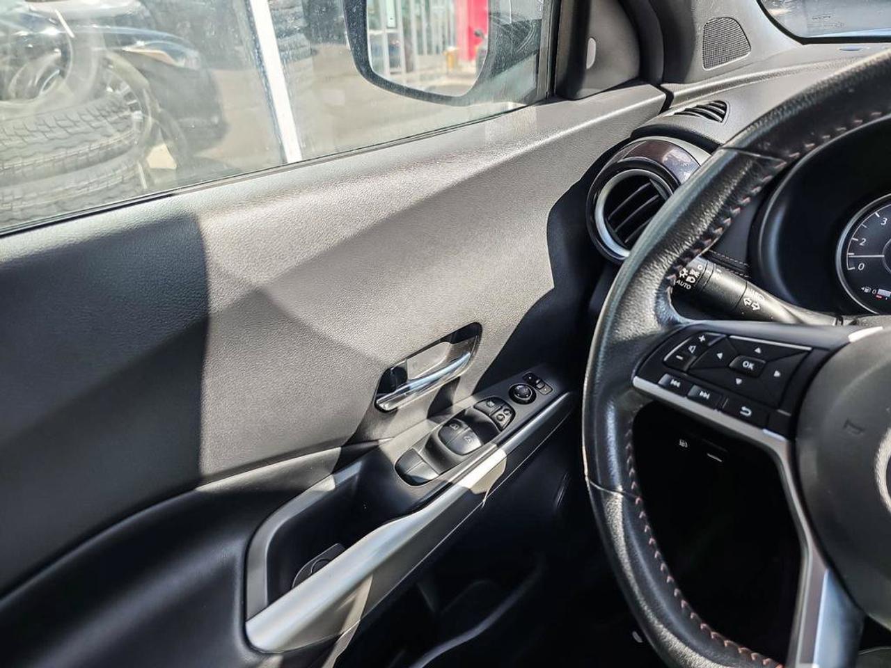 2020 Nissan Kicks SR Photo