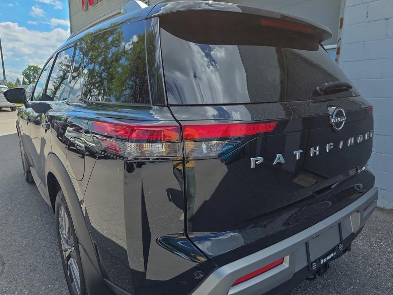 2024 Nissan Pathfinder SL | Apple Car Play | Moonroof | 3rd Row | 7 Seats | Photo