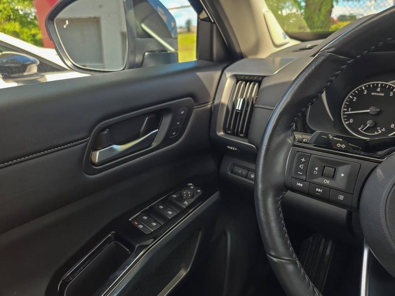 2024 Nissan Pathfinder SL | Apple Car Play | Moonroof | 3rd Row | 7 Seats | Photo