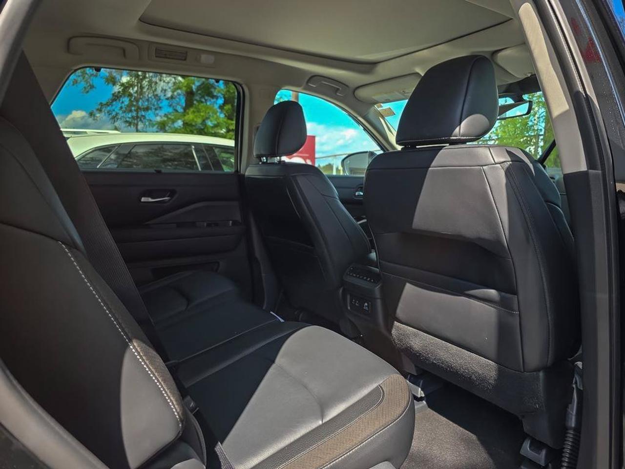 2024 Nissan Pathfinder SL | Apple Car Play | Moonroof | 3rd Row | 7 Seats | Photo