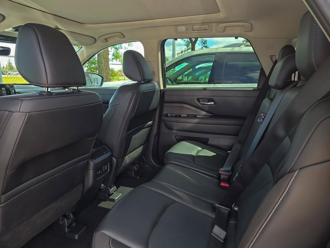 2024 Nissan Pathfinder SL | Apple Car Play | Moonroof | 3rd Row | 7 Seats | Photo