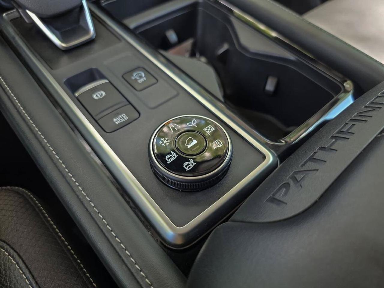 2024 Nissan Pathfinder SL | Apple Car Play | Moonroof | 3rd Row | 7 Seats | Photo