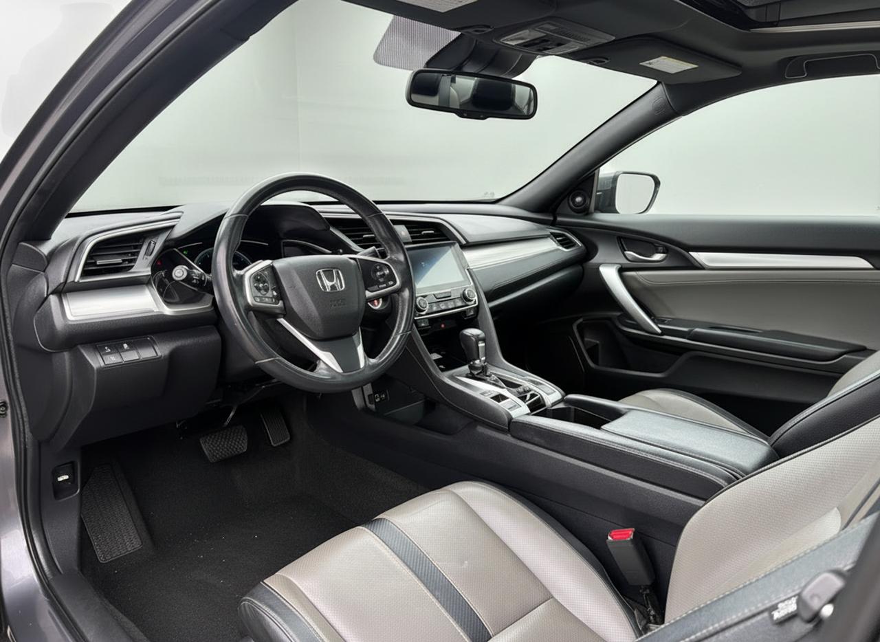 2017 Honda Civic 2dr CVT Touring Photo