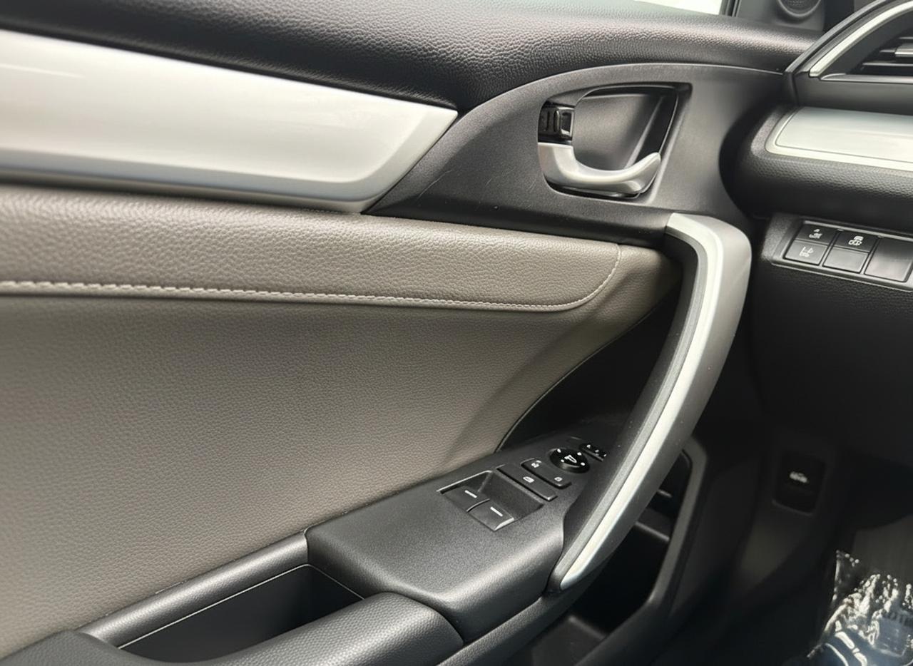 2017 Honda Civic 2dr CVT Touring Photo