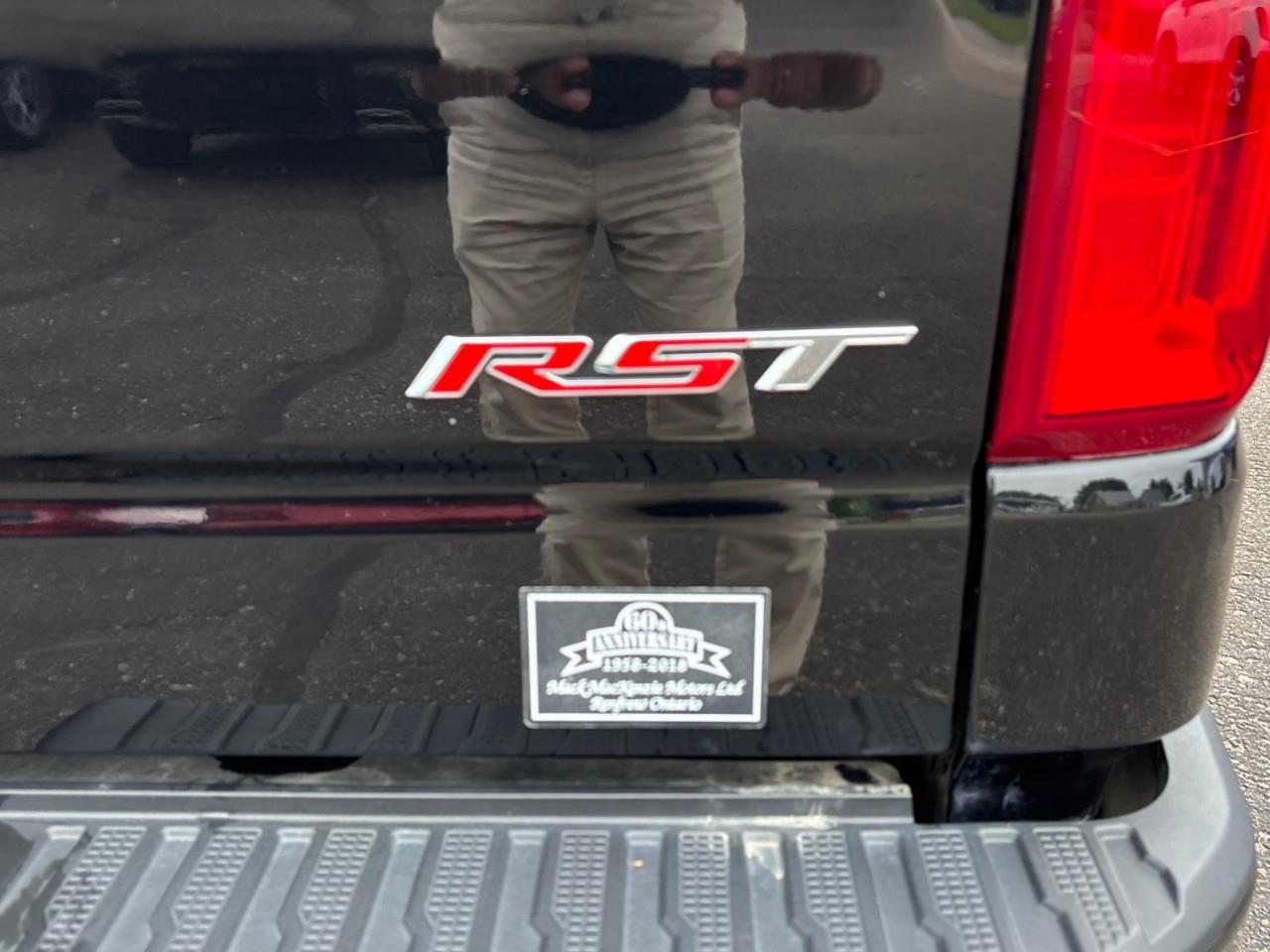 2021 Chevrolet Silverado 1500 RST Used 5 Passenger V8 4X4 Double Cab 6.6FT Truck Box with Heated Front Seats, Heated Steering Wheel, Leather Package and a 10.2 Colour Touchscreen Radio with Wireless Apple CarPlay, Wireless Android Aut Photo