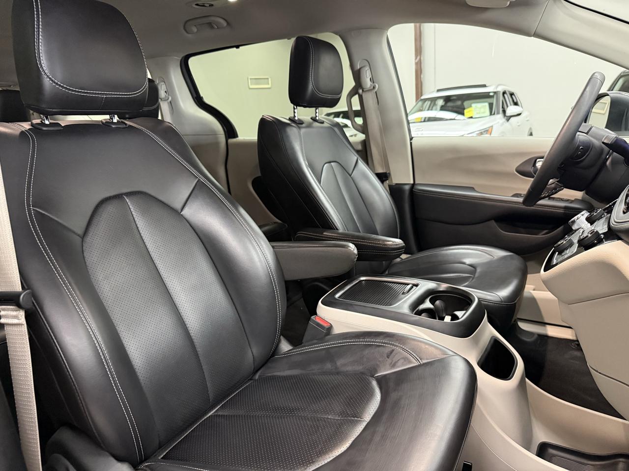 2023 Chrysler Pacifica Touring L Photo
