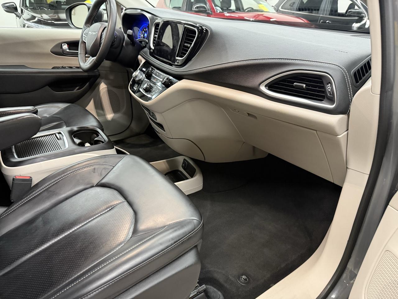 2023 Chrysler Pacifica Touring L Photo