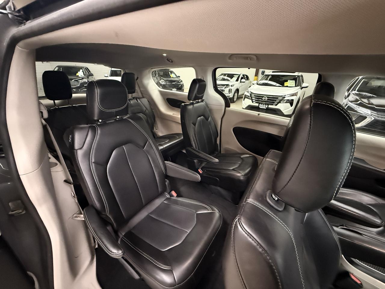 2023 Chrysler Pacifica Touring L Photo