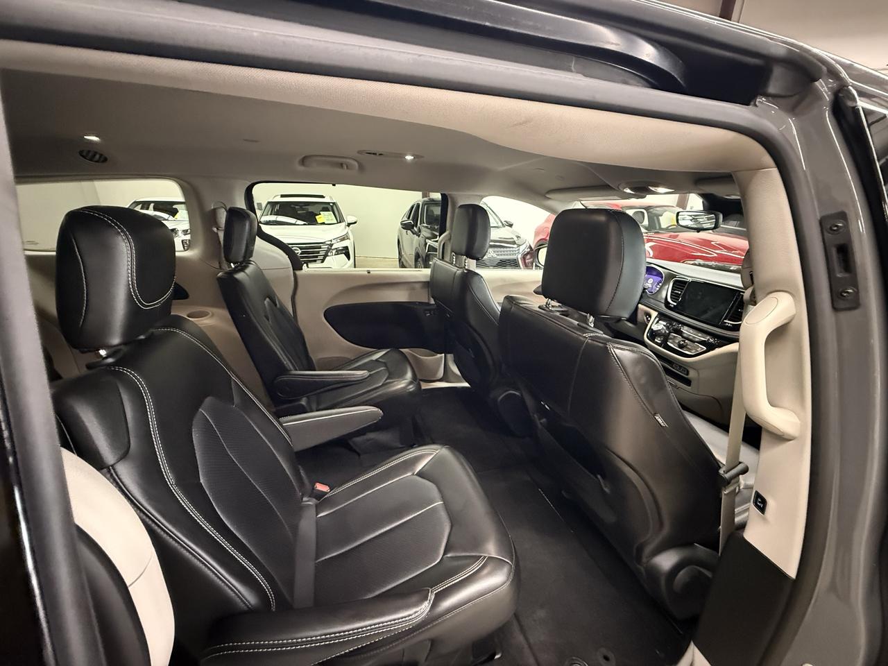2023 Chrysler Pacifica Touring L Photo