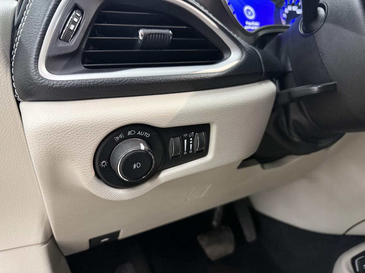 2023 Chrysler Pacifica Touring L Photo