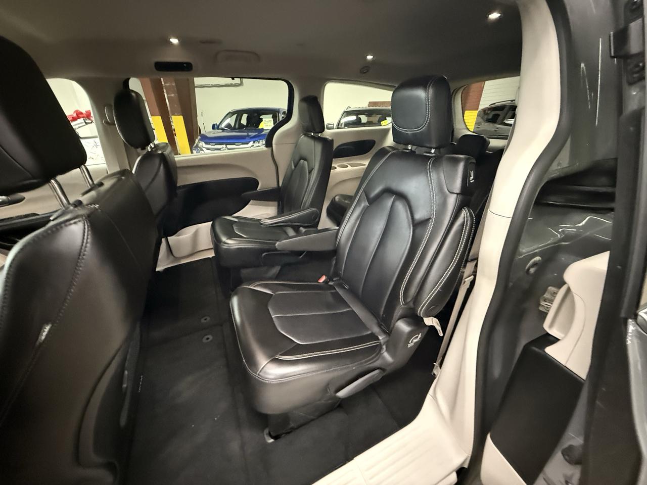 2023 Chrysler Pacifica Touring L Photo