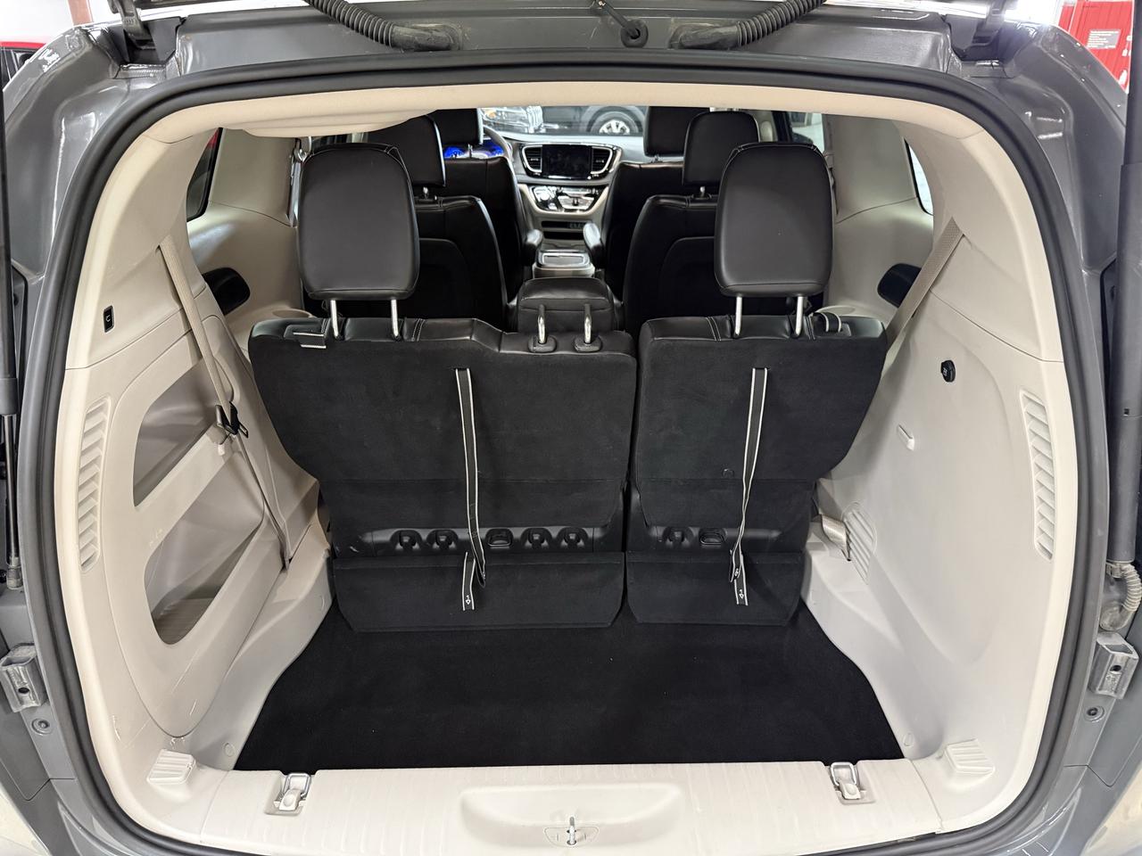 2023 Chrysler Pacifica Touring L Photo