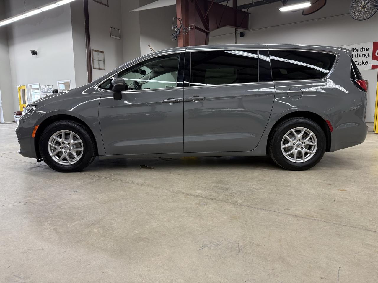 2023 Chrysler Pacifica Touring L Photo