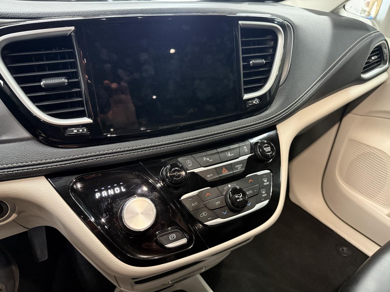 2023 Chrysler Pacifica Touring L Photo