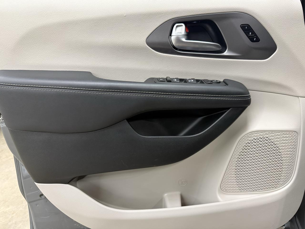 2023 Chrysler Pacifica Touring L Photo