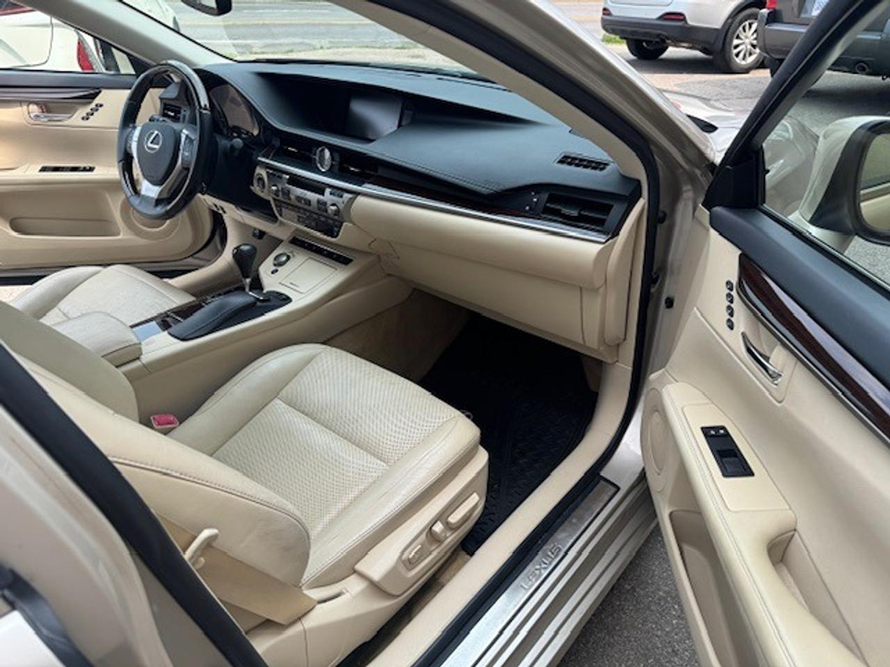 2013 Lexus ES 350 4dr Sdn Photo