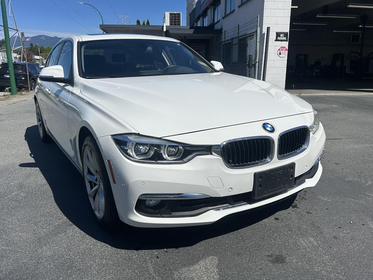 2017 BMW 3 Series 320i xDrive - Photo #4