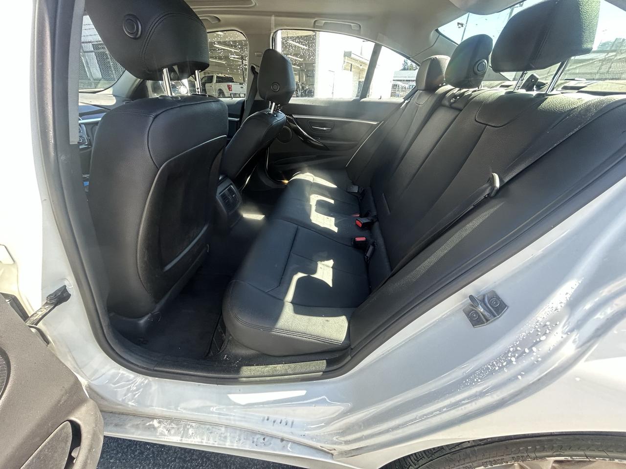 2017 BMW 3 Series 320i xDrive - Photo #9