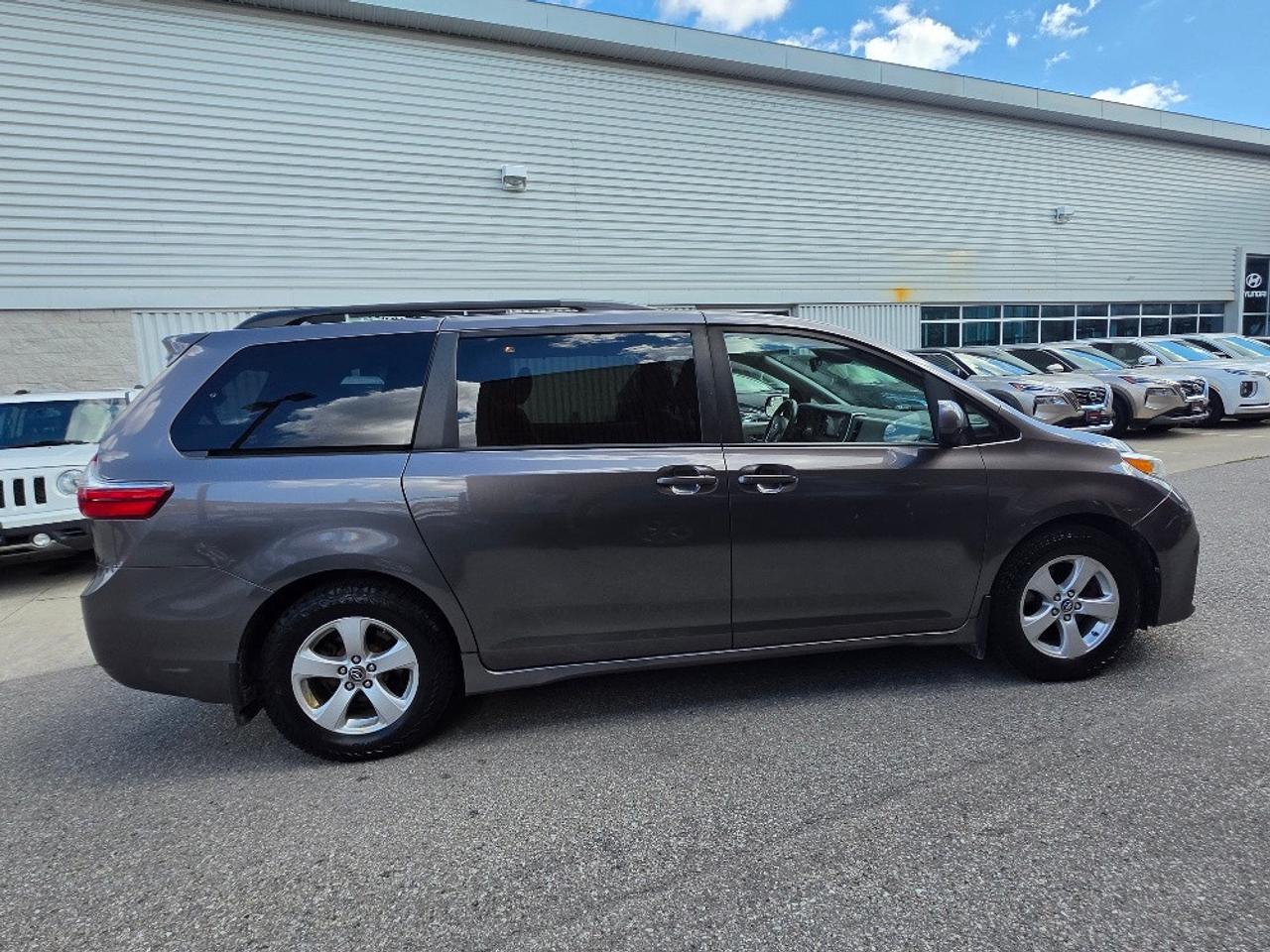 2020 Toyota Sienna LE 8 PASSENGER-POWER DOOR-LDW Photo3
