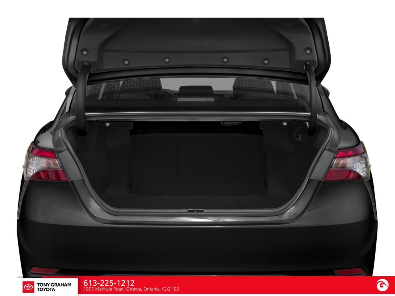2019 Toyota Camry SE Photo