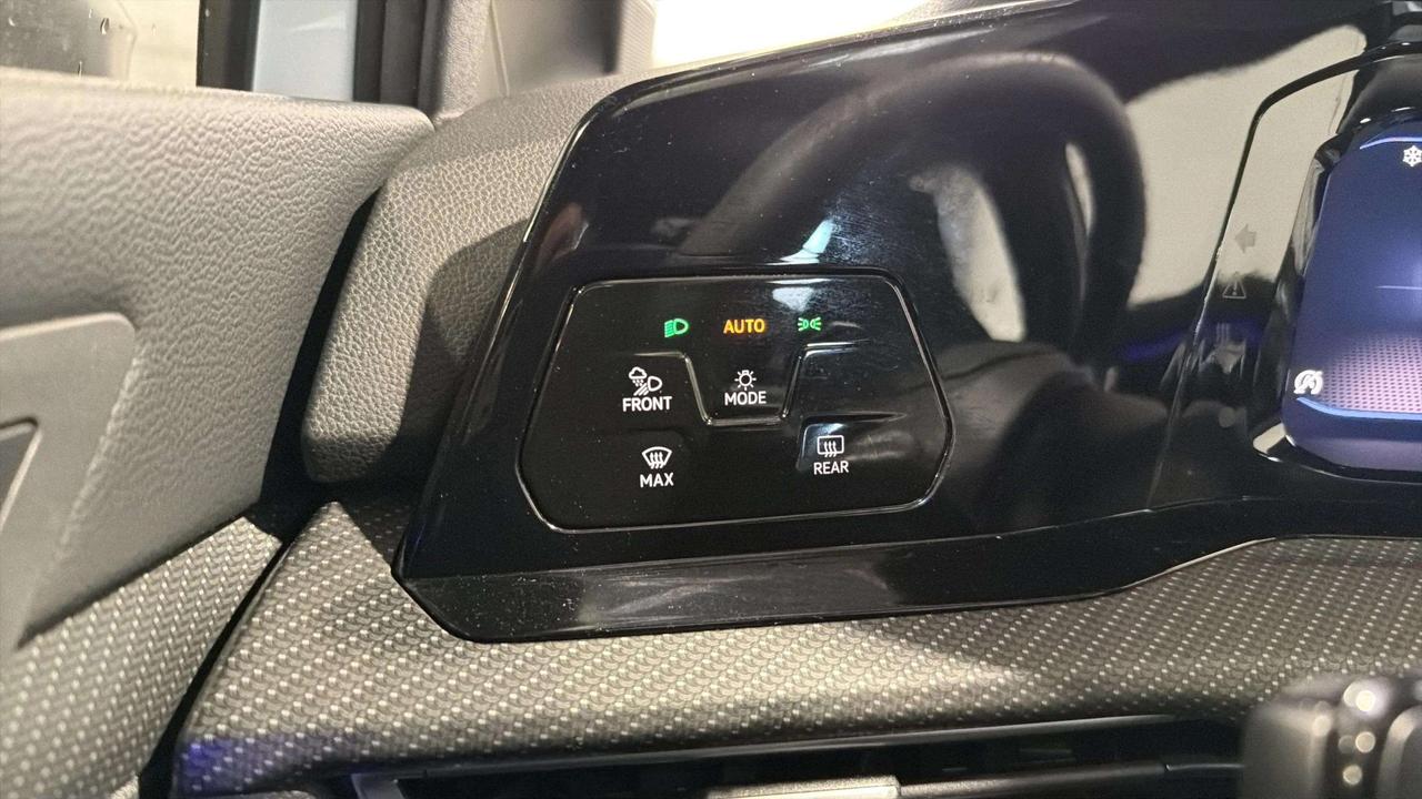 2022 Volkswagen Golf R Photo